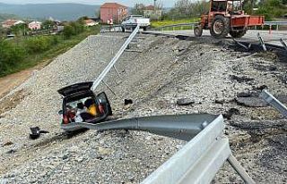 Hafif ticari aracın şarampole uçmasını demir...