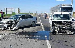 Hafif ticari araçla otomobil çarpıştı: 3 yaralı