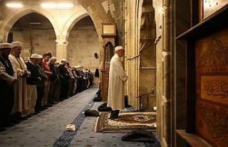 Hafız profesör 33 yıldır hatimle teravih namazı...