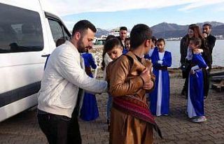 Hakkarili minikler ilk kez feribota binip Van Gölü...