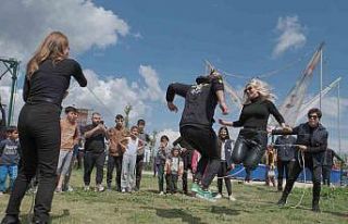 Hatay’da ünlülerden depremzede çocuklara moral