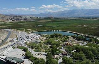 Havaların ısınmasıyla Ekşisu’ya vatandaş akını