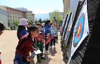 Hedefi 12’den vuran minik okçular göz doldurdu