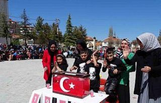 Hisarcık’ta özel öğrencilerinden Türk bayrağı...