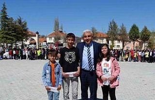 Hisarcık’ta yarışmalarda dereceye giren öğrenciler...