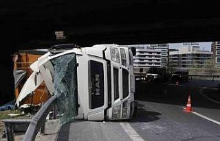 Hızını alamayan kamyon bariyerlere çarparak yan...