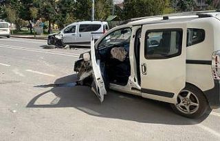 İki araç kafa kafaya çarpıştı: 8 yaralı