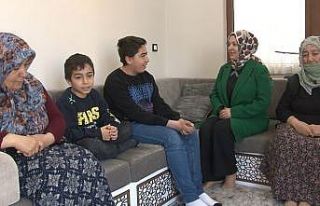 İki çocuk annesi muhtar, depremzede çocukları...