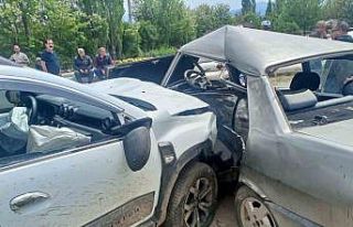 İki otomobil kafa kafaya çarpıştı: 1’i ağır...