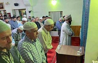 İkiz imamlar son hatimli teravih namazını kıldırdı