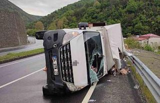 İlaç kamyonu yan yattı: 1 yaralı