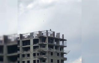 İnşat işçisinin tehlikeli anları kamerada