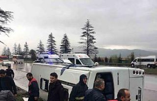 Isparta’da servis aracı devrildi: 17 yaralı