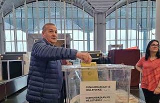 İstanbul Havalimanı’nda oy verme işlemi başladı