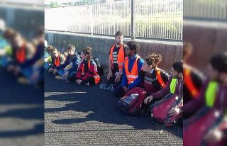 İtalya’da iklim aktivistleri yolu kapattı, uzun...