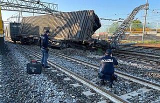 İtalya’da yük treni raydan çıktı