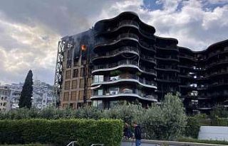 İzmir’de 8 katlı sitede yeniden yükselen alevler...