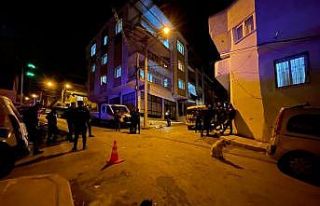 İzmir’de bıçaklı kavga: 1’i ağır 2 yaralı