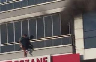 İzmir’de korkutan yangın: Dakikalarca balkonda...