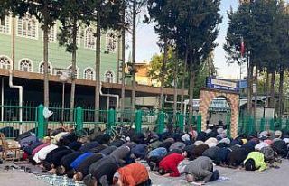 İzmirliler bayram namazı için camilere akın etti