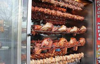 İzmirliler iftar için gelenekselleşen kömürde...