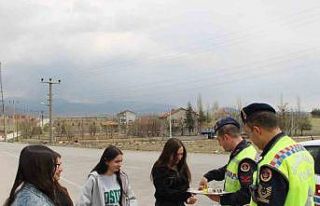 Jandarma bayram denetimini lokumlu ve kolonyalı yaptı