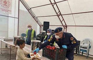 Jandarma depremzede vatandaşlarla iftar yaptı