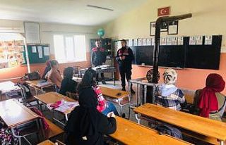 Jandarma ekipleri kadınları bilgilendirmeye devam...