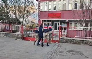 Jandarma firari şahsı kıskıvrak yakaladı