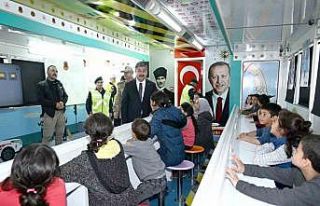 Jandarma Mobil Trafik Eğitim Tırı depremzede çocuklara...