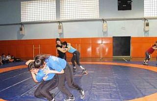 Kadın güreşçilerin hedefi Avrupa’da Türk bayrağını...