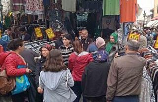 Kadın kıyafetleri satan mağazalarda alışveriş...