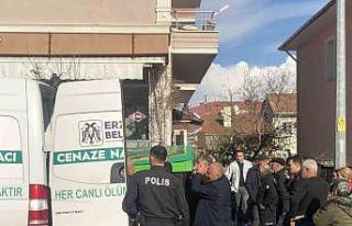 Kadın öğretmen evde iple asılmış halde bulundu