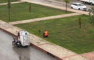 Kağıt toplayan adam sağanak yağmurun altında...