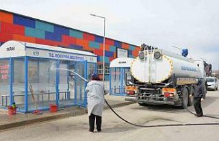 Kaldırım ile duraklar tazyikli suyla yıkanarak...