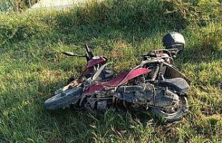 Kaldırıma çıkan otomobil ters yönden gelen motosikletle...