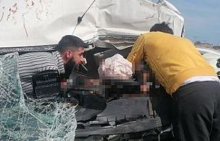 Kamyona arkadan çarpıp sıkışan sürücü için...