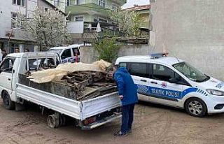 Kamyonet dolusu inşaat malzemesiyle yakayı ele verdiler