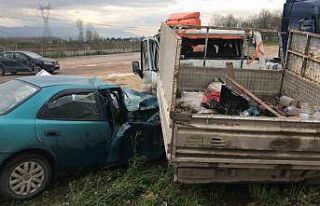 Kamyonet ile otomobil çarpıştı: 2 yaralı