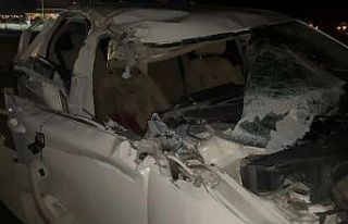 Kamyonete arkadan çarpan otomobil hurdaya döndü:...