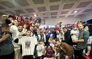 Karabük İdman Yurdu ligi galibiyetle şampiyon olarak...
