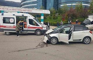Karabük’te iki otomobil çarpıştı: 2 yaralı
