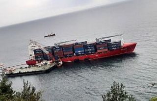 Karadeniz’de karaya oturan gemide yük tahliye çalışması...