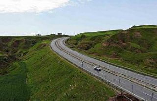 Karayolunda yağışlardan dolayı göçük meydana...