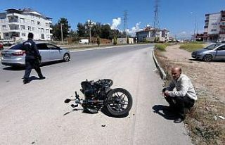 Karşı şeride geçen otomobilin çarptığı motosiklette...