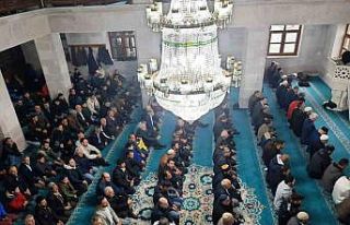 Kars’ta bayram namazında camiler doldu taştı