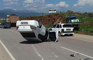 Kavşakta çarpışan otomobillerden biri ters döndü:...