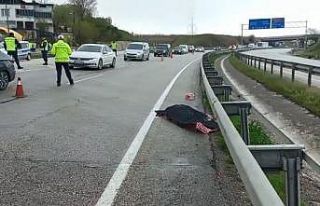 Kayan otomobilden kapıyı açarak kurtulmak isteyen...