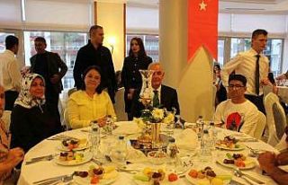 Kaymakam Aksoy depremzedeler ile iftarda buluştu