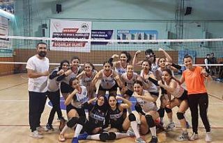 Kayseri Voleybol Kulübü, namağlup Türkiye yarı...